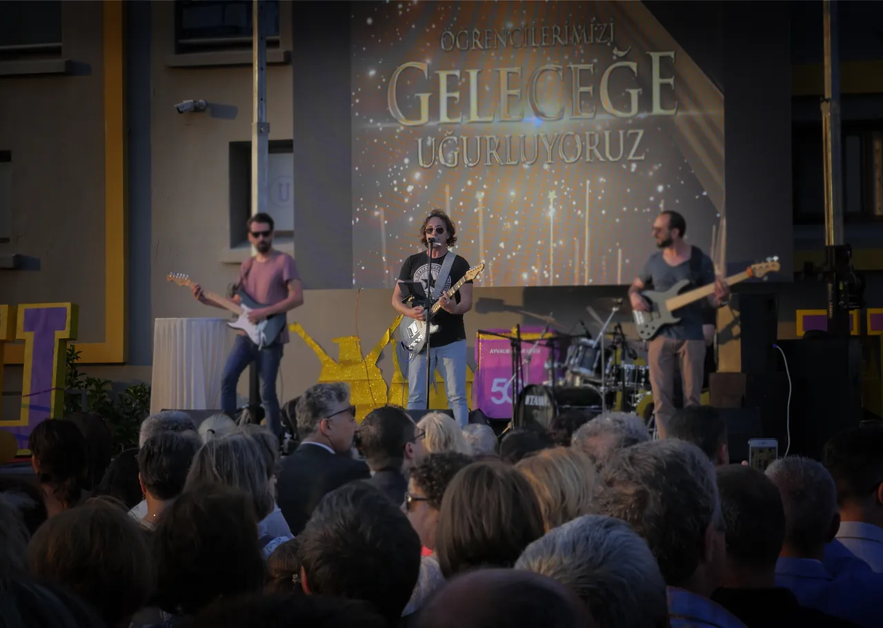 Kadans Project kalabalık bir salonda